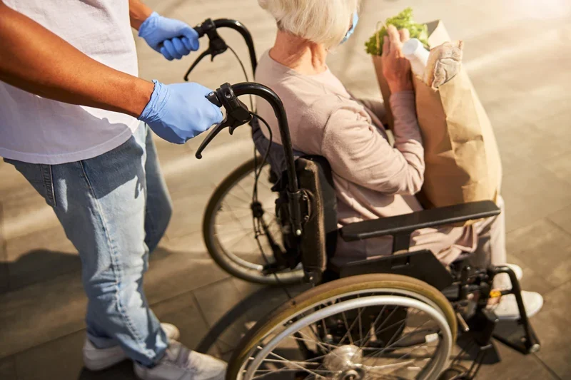Pflegedienste Wien: Begleitung beim Einkaufen im Rollstuhl